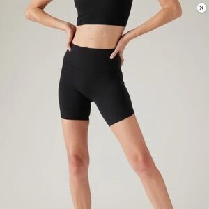 NWOT - Athleta Salutation Stash Pocket II 7" shorts - small (Black)